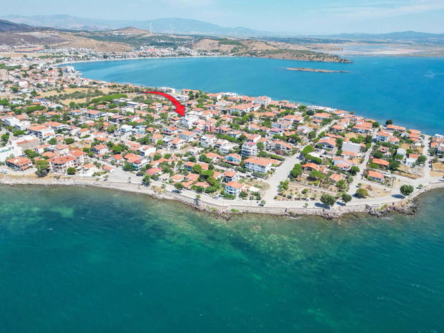 ÇANDARLI ADA MAHALLESİNDE DENİZE 170 METRE 3 TARAFI DENİZLE ÇEVRİLİ AYRI MUTFAKLI 2+1 ARAKAT DAİRE