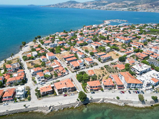 ÇANDARLI ADA MAHALLESİNDE DENİZE 170 METRE 3 TARAFI DENİZLE ÇEVRİLİ AYRI MUTFAKLI 2+1 ARAKAT DAİRE