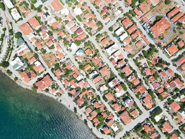 ÇANDARLI ADA MAHALLESİNDE DENİZE 170 METRE 3 TARAFI DENİZLE ÇEVRİLİ AYRI MUTFAKLI 2+1 ARAKAT DAİRE