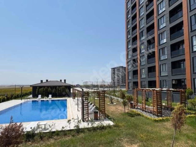 ÇORLU GLORİA REZİDANS'TA BALKONLU 1+1 BAHÇE KATI KİRALIK DAİRE