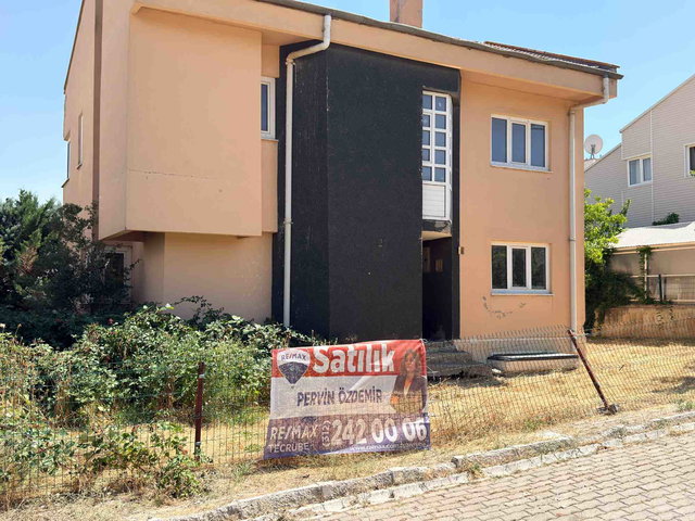 GÖLBAŞI KARŞIYAKADA HAVUZLU 3 KATLI NA TAMAM MÜSTAKİL VİLLA
