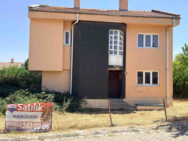 GÖLBAŞI KARŞIYAKADA HAVUZLU 3 KATLI NA TAMAM MÜSTAKİL VİLLA