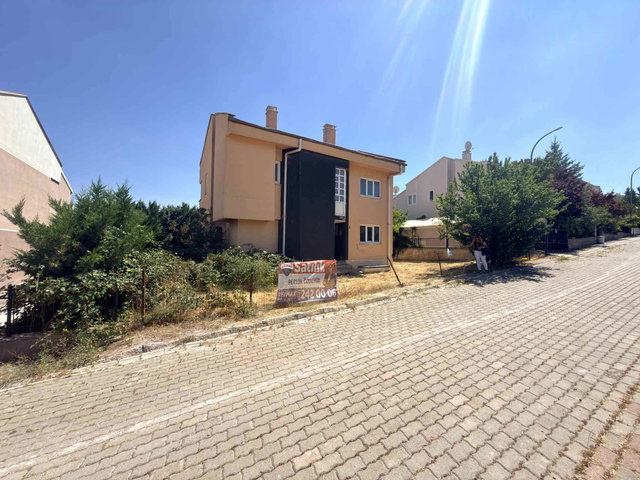 GÖLBAŞI KARŞIYAKADA HAVUZLU 3 KATLI NA TAMAM MÜSTAKİL VİLLA