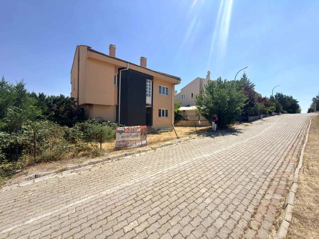 GÖLBAŞI KARŞIYAKADA HAVUZLU 3 KATLI NA TAMAM MÜSTAKİL VİLLA