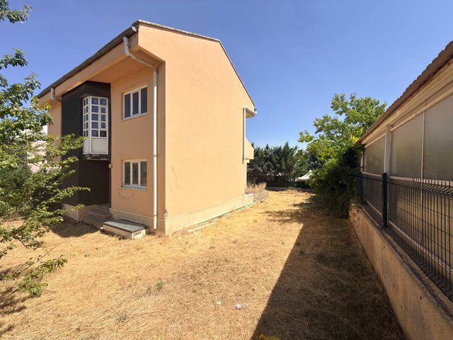 GÖLBAŞI KARŞIYAKADA HAVUZLU 3 KATLI NA TAMAM MÜSTAKİL VİLLA