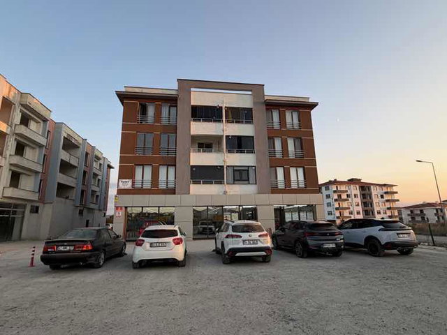 REMAX MAVİ’DEN KORUCUKTA SATILIK GENİŞ 2+1 CAM BALKONLU DAİRE