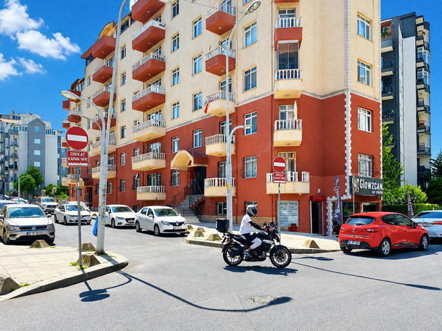 REMAX GALA'DAN BAHÇEŞEHIR BOĞAZKÖYDE ÖNÜ AÇIK GENIŞ FERAH ARA KAT KÖŞE DAIRE
