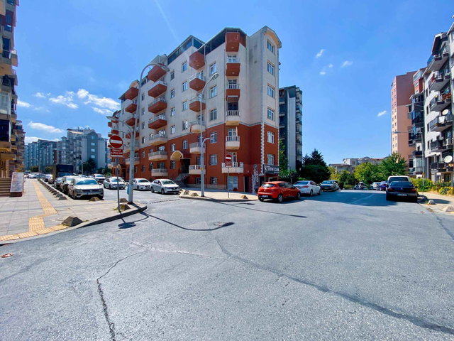 REMAX GALA'DAN BAHÇEŞEHIR BOĞAZKÖYDE ÖNÜ AÇIK GENIŞ FERAH ARA KAT KÖŞE DAIRE