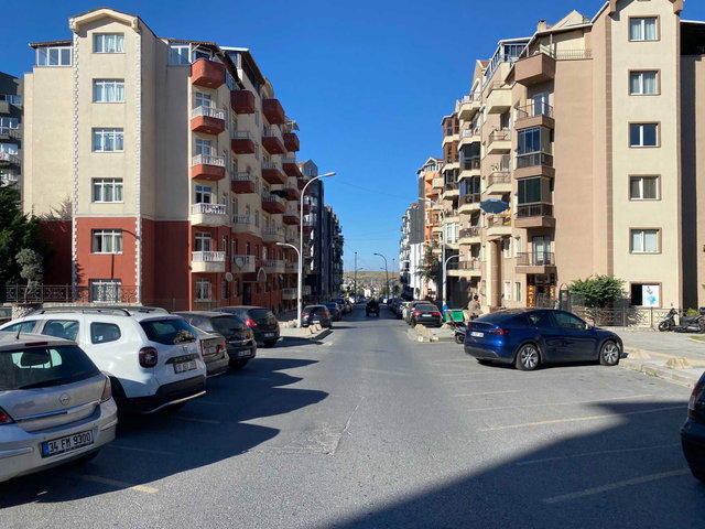REMAX GALA'DAN BAHÇEŞEHIR BOĞAZKÖYDE ÖNÜ AÇIK GENIŞ FERAH ARA KAT KÖŞE DAIRE