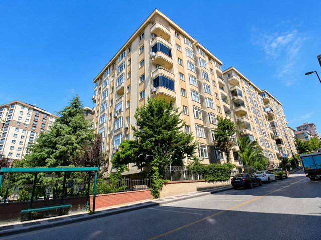 ŞERİFALİ BERRAK SİTESİ'NDE 145 M² 3+1 ÖNÜ AÇIK 3 BALKONLU DAİRE