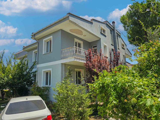 URLA ÇEŞMEALTI'NDA HAVUZLU SİTE İÇERİSİNDE 6+1 VİLLA