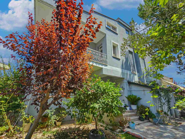 URLA ÇEŞMEALTI'NDA HAVUZLU SİTE İÇERİSİNDE 6+1 VİLLA