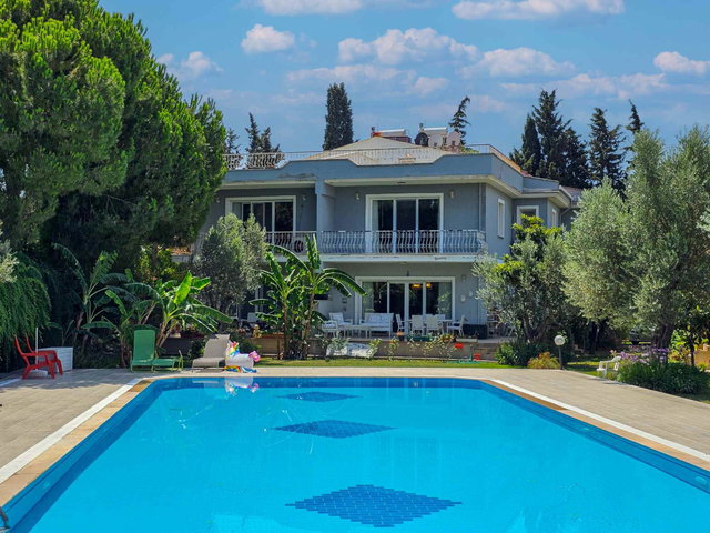 URLA ÇEŞMEALTI'NDA HAVUZLU SİTE İÇERİSİNDE 6+1 VİLLA