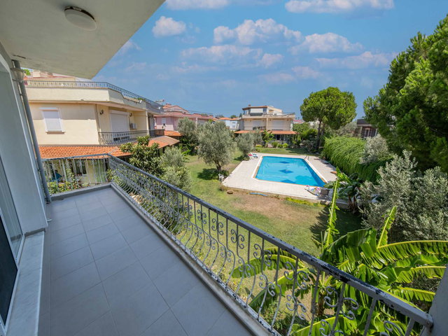URLA ÇEŞMEALTI'NDA HAVUZLU SİTE İÇERİSİNDE 6+1 VİLLA