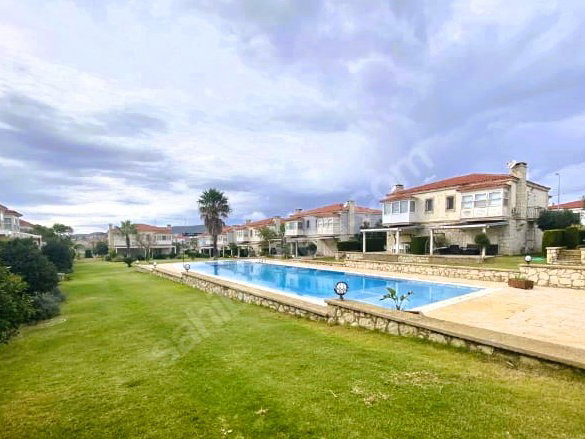 ALAÇATI MERKEZ'E YÜRÜME MESAFE'SINDE ORTAK HAVUZLU SITE IÇI YILLIK KIRALIK VILLA