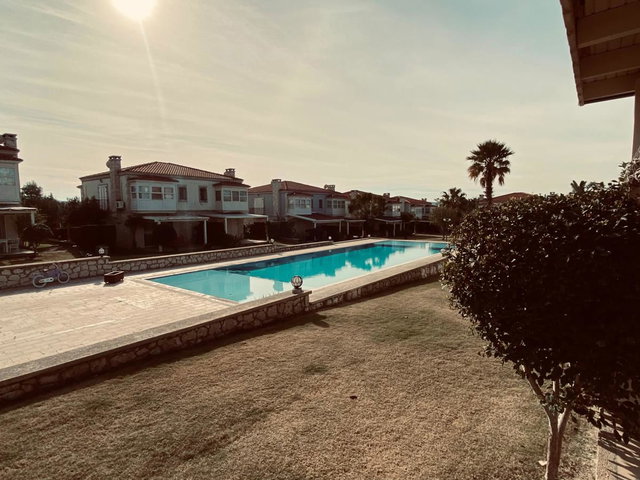 ALAÇATI MERKEZ'E YÜRÜME MESAFE'SINDE ORTAK HAVUZLU SITE IÇI YILLIK KIRALIK VILLA