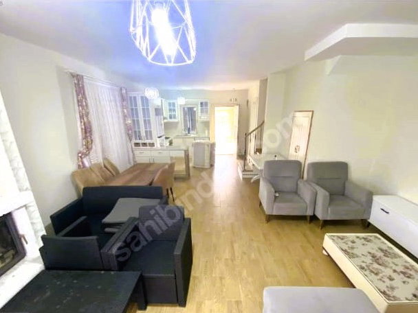 ALAÇATI MERKEZ'E YÜRÜME MESAFE'SINDE ORTAK HAVUZLU SITE IÇI YILLIK KIRALIK VILLA
