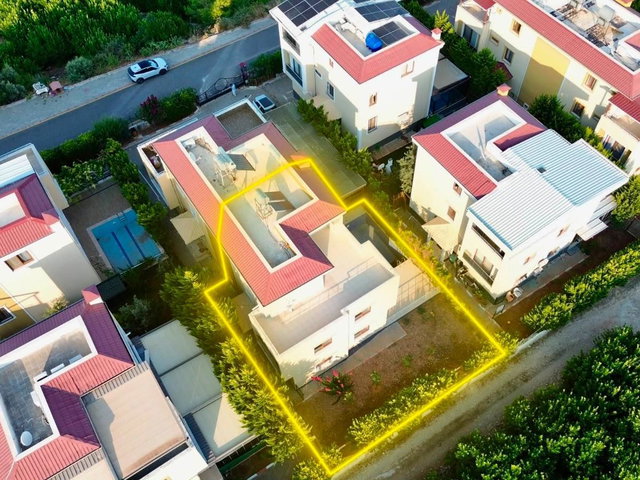 REMAX RİNA'DAN SİTE İÇERİSİNDE MÜSTAKİL HAVUZL TRİPLEX VİLLA