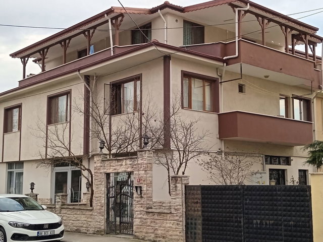 ŞEHRIN TAM MERKEZINDE MÜSTAKIL BAHÇELI SATILIK  BINA