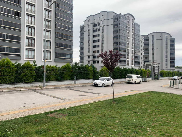 REMAX BEYAZ | CADDE VATAN EVLERİ SİTESİNDE 3+1 PANORAMIK MANZARALI DAIRE