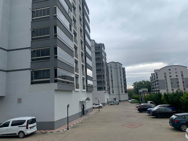 REMAX BEYAZ | CADDE VATAN EVLERİ SİTESİNDE 3+1 PANORAMIK MANZARALI DAIRE