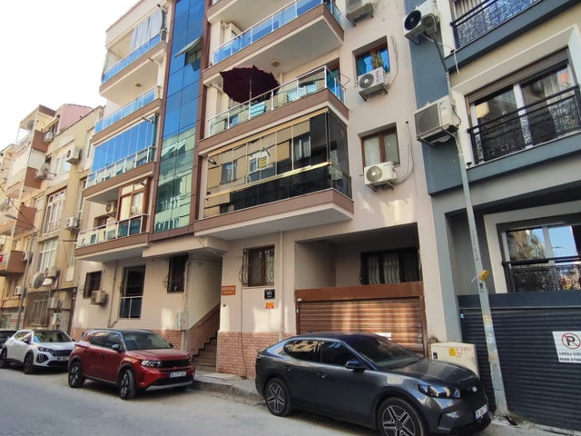 KARŞIYAKA ALAYBEY KIRALIK ARA KAT KAPALI MUTFAK 2+1 DAIRE