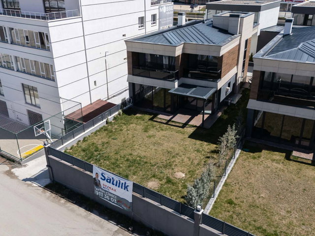 BAĞLICA' NIN EN IYISI 6+1 ASANSÖRLÜ KÖŞE SATILIK VILLA