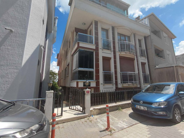 ÜSKÜDAR KISIKLI'DA GENÇ BİNADA KIŞ BAHÇELİ DAİRE