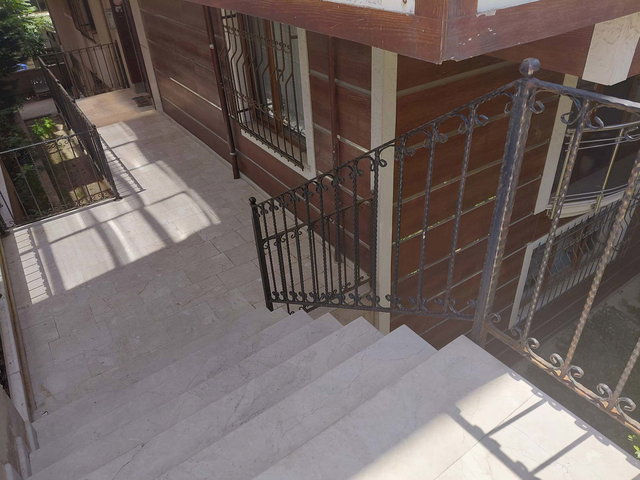 ÜSKÜDAR KISIKLI'DA GENÇ BİNADA KIŞ BAHÇELİ DAİRE