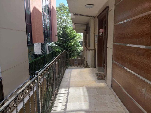 ÜSKÜDAR KISIKLI'DA GENÇ BİNADA KIŞ BAHÇELİ DAİRE