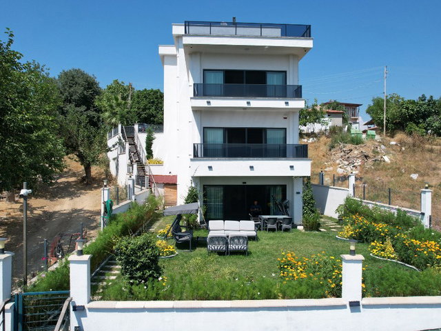 TERMAL AKKÖY'DE SATILIK ULUSLARARASI STANDARTLARDA 4 KATLI VILLA