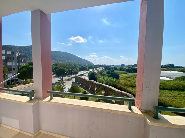 DENİZYOLUNDA KEMERLER VE DENİZ MANZARALI FULL EŞYALI 2+1 DAİRE