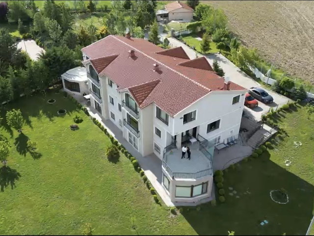 TAŞPINAR OTAN SİTESİNDE BÜYÜK ARSALI GÖL MANZARALI SATILIK VİLLA