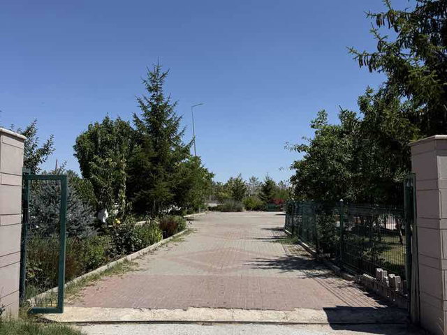 TAŞPINAR OTAN SİTESİNDE BÜYÜK ARSALI GÖL MANZARALI SATILIK VİLLA