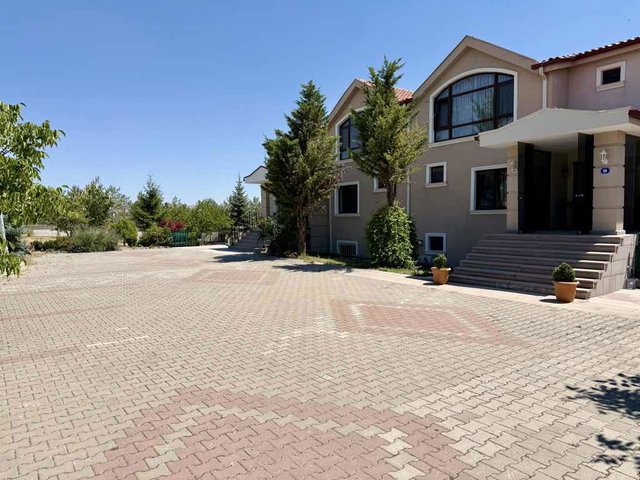 TAŞPINAR OTAN SİTESİNDE BÜYÜK ARSALI GÖL MANZARALI SATILIK VİLLA