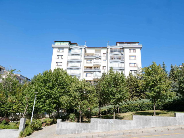 ÇUKURAMBARIN MERKEZINDE SATILIK 4+1 GENIŞ DAIRE HERŞEYE YAKIN HARIKA KONUM