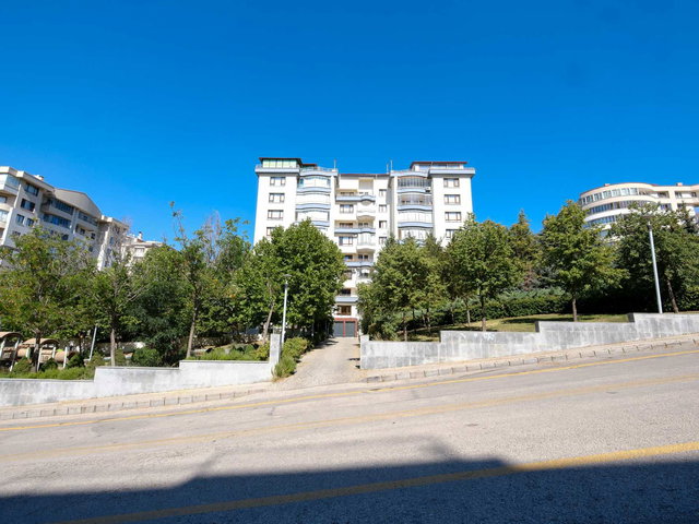 ÇUKURAMBARIN MERKEZINDE SATILIK 4+1 GENIŞ DAIRE HERŞEYE YAKIN HARIKA KONUM