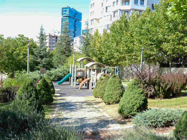 ÇUKURAMBARIN MERKEZINDE SATILIK 4+1 GENIŞ DAIRE HERŞEYE YAKIN HARIKA KONUM