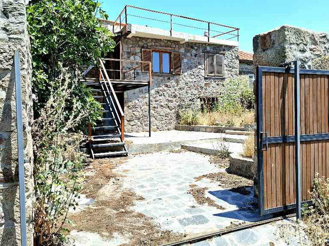 AYVACIK İLYASFAKI KÖYÜNDE DENİZ MANZARALI GENİŞ TAŞ EV