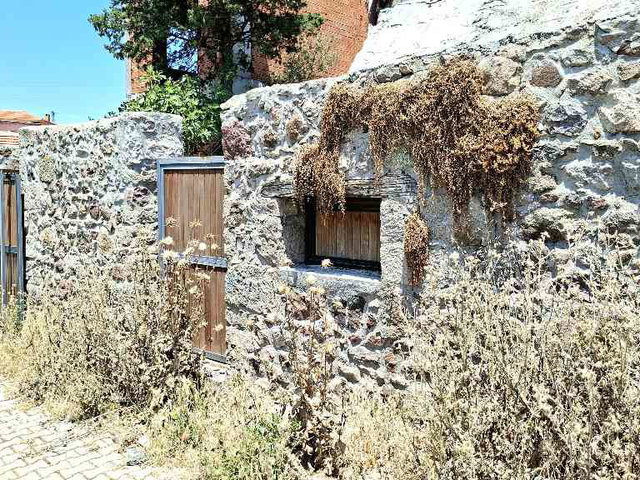 AYVACIK İLYASFAKI KÖYÜNDE DENİZ MANZARALI GENİŞ TAŞ EV
