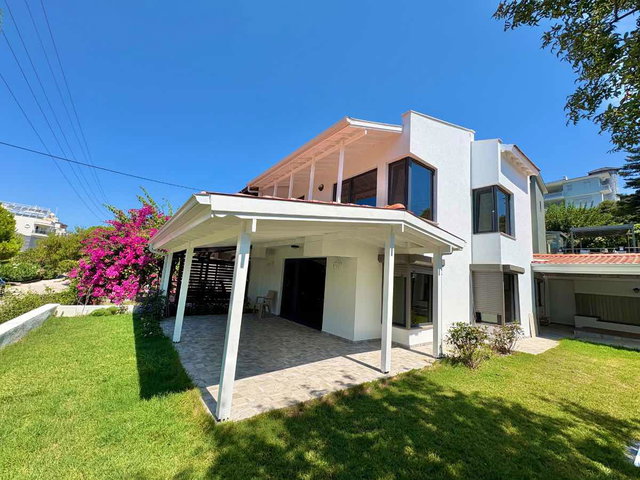 ÇEŞME DALYAN MARİNADA DENİZ MANZARALI 3+1 VİLLA
