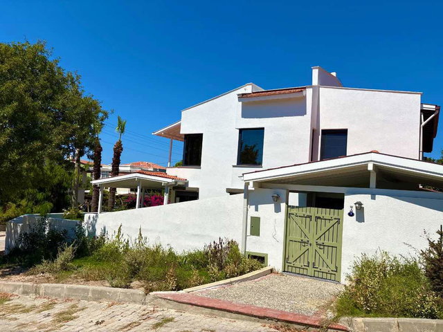 ÇEŞME DALYAN MARİNADA DENİZ MANZARALI 3+1 VİLLA