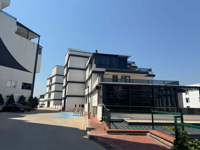 VADI IZMIT'DE YÜKSEK GİRİŞ KATI KIRALIK 2+1 DAIRE