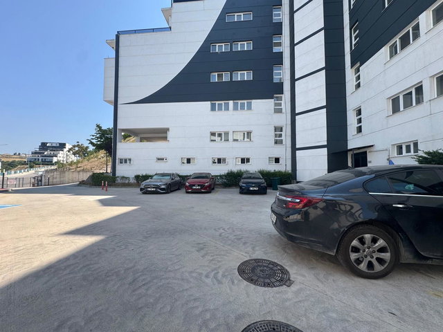 VADI IZMIT'DE YÜKSEK GİRİŞ KATI KIRALIK 2+1 DAIRE