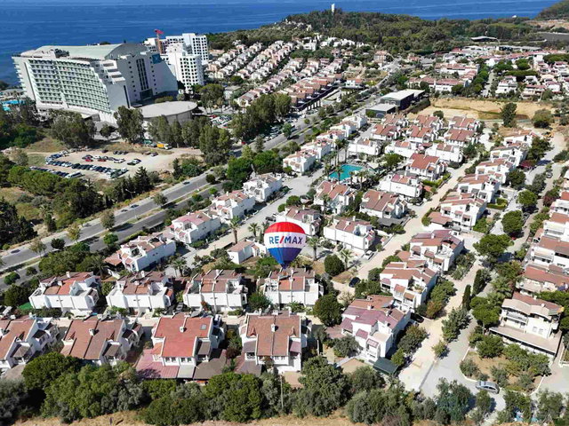 KUŞADASI KADINLAR DENİZİ’NDE BAHÇELİ EVLER SİTESİ’NDE EŞYALI 4+1 VİLLA | 3 BANYO, 3 KAT