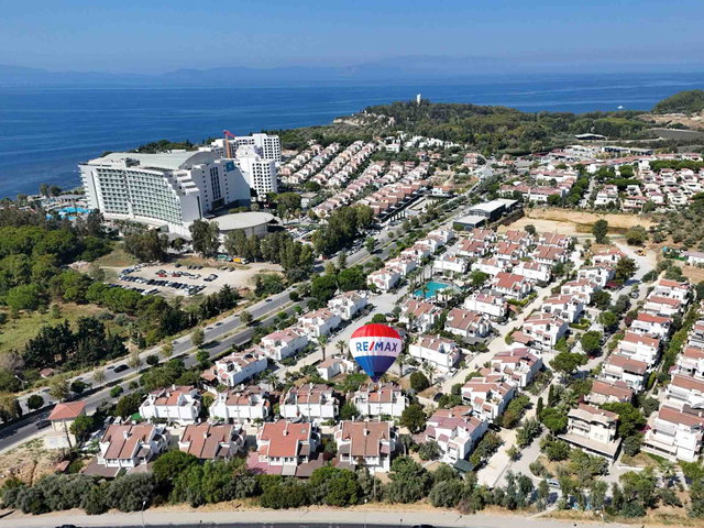 KUŞADASI KADINLAR DENİZİ’NDE BAHÇELİ EVLER SİTESİ’NDE EŞYALI 4+1 VİLLA | 3 BANYO, 3 KAT