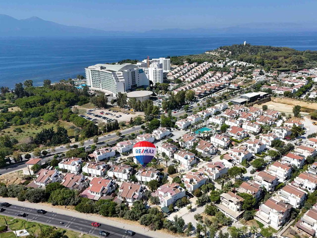 KUŞADASI KADINLAR DENİZİ’NDE BAHÇELİ EVLER SİTESİ’NDE EŞYALI 4+1 VİLLA | 3 BANYO, 3 KAT