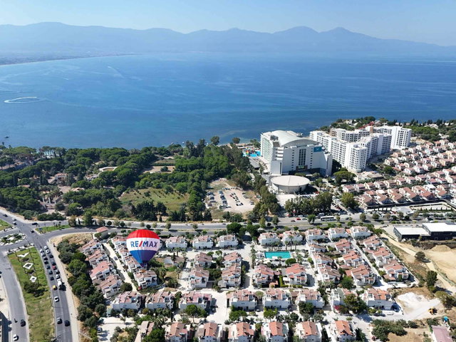 KUŞADASI KADINLAR DENİZİ’NDE BAHÇELİ EVLER SİTESİ’NDE EŞYALI 4+1 VİLLA | 3 BANYO, 3 KAT