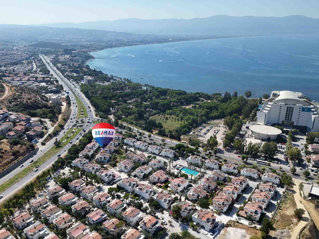 KUŞADASI KADINLAR DENİZİ’NDE BAHÇELİ EVLER SİTESİ’NDE EŞYALI 4+1 VİLLA | 3 BANYO, 3 KAT