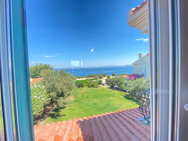 ÇEŞME DALYAN TOPÇU BURNU’NDA EŞYALI 3+1 VİLLA | DENİZ MANZARALI